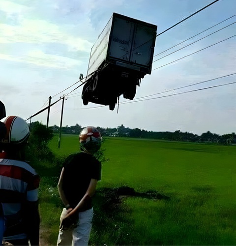 Ảnh vui 8-6: Khi nhà có con nhỏ...- Ảnh 6. Khi tài xế ăn sing-gum quá nhiều.