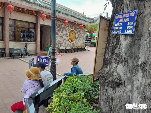 An Giang yêu cầu xử lý kịp thời vụ du khách phản ánh bị ‘chặt chém’- Ảnh 1. Một bảng giá niêm yết công khai để du khách biết tại miếu Bà Chúa Xứ Núi Sam - Ảnh: CHÍ HẠNH