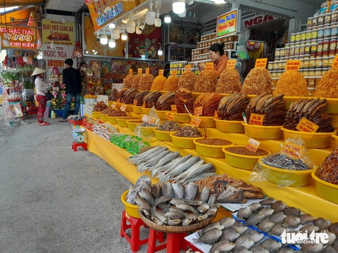 An Giang yêu cầu xử lý kịp thời vụ du khách phản ánh bị ‘chặt chém’- Ảnh 5. Các điểm kinh doanh hàng hóa quanh điểm du lịch tâm linh ở An Giang đều có bảng niêm yết giá - Ảnh: CHÍ HẠNH