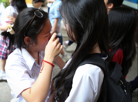 Đề thi toán lớp 10 TP.HCM: 'Thí sinh không làm được vì dạy
và học theo mô típ cũ'- Ảnh 1. Một thí sinh được bạn động viên khi quá xúc động sau giờ thi toán - Ảnh: PHƯƠNG QUYÊN