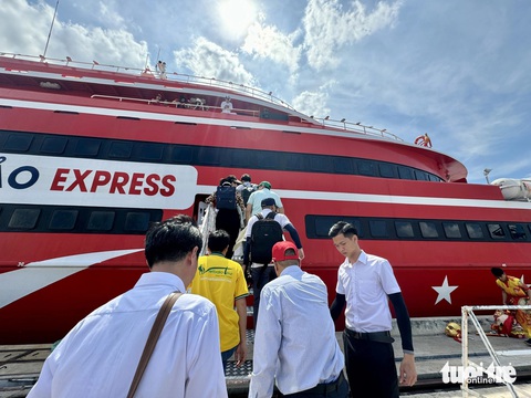 Sớm sửa đường, hoàn thiện xe trung chuyển cho khách đi tàu cao tốc TP.HCM - Côn Đảo- Ảnh 1. Sở Giao thông vận tải TP.HCM vừa làm việc, yêu cầu các đơn vị liên quan tăng cường biện pháp đảm bảo an toàn giao thông phục vụ tuyến tàu cao tốc TP.HCM - Côn Đảo. Trong ảnh: hành khách trải nghiệm tuyến tàu này trong ngày khai trương - Ảnh: THU DUNG