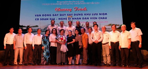 Các nghệ sĩ và lãnh đạo tỉnh Trà Vinh, Nhà hát cải lương Trần Hữu Trang và một số ban ngành trong chương trình vận động xây dựng khu lưu niệm cố soạn giả Viễn Châu sáng 8-6 - Ảnh: LINH ĐOAN Các nghệ sĩ, lãnh đạo tỉnh Trà Vinh, Nhà hát Cải lương Trần Hữu Trang và một số ban ngành trong chương trình vận động xây dựng khu lưu niệm cố soạn giả Viễn Châu sáng 8-6 - Ảnh: LINH ĐOAN