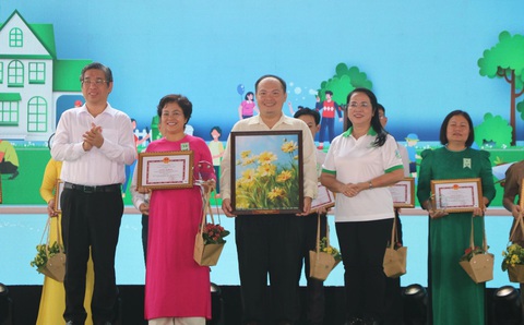 Ngày hội Sống xanh TP.HCM: Đẩy mạnh thu gom, tái chế chất thải theo mô hình kinh tế tuần hoàn- Ảnh 1. Phó bí thư Thành ủy TP.HCM Nguyễn Phước Lộc (trái) cùng Chủ tịch Ủy ban MTTQ Việt Nam TP.HCM Trần Kim Yến (thứ 2 từ phải qua) trao giải nhất cho đơn vị tham gia Hội thi xây dựng công trình sạch - xanh - thân thiện với môi trường dựa vào dân cư - Ảnh: CẨM NƯƠNG