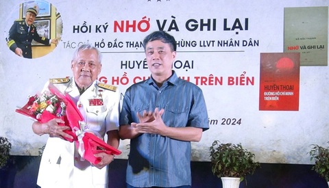 Nhà văn Nguyễn Bình Phương chúc mừng Anh hùng Hồ Đắc Thạnh ra sách về đường Hồ Chí Minh trên biển - Ảnh: VĂN VINH Nhà văn Nguyễn Bình Phương chúc mừng Anh hùng Hồ Đắc Thạnh ra sách về đường Hồ Chí Minh trên biển - Ảnh: VĂN VINH