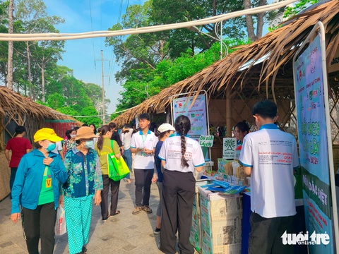 Người dân hào hứng đem quần áo cũ, pin, chai nhựa... đổi quà tại Ngày hội Sống xanh- Ảnh 1. Khách tham quan đông đúc các gian hàng tại Ngày hội Sống xanh sáng 8-6 - Ảnh: NHẬT XUÂN