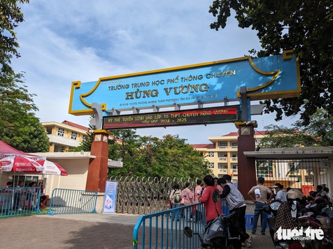 'Thơ ca không làm ra lúa gạo, vàng trắng' hay 'lúa vàng, gạo trắng'?- Ảnh 1. Phụ huynh và người nhà thí sinh chờ đợi trước cổng Trường THPT chuyên Hùng Vương, TP Pleiku, Gia Lai, trong buổi thi chiều 8-6 - Ảnh: TẤN LỰC