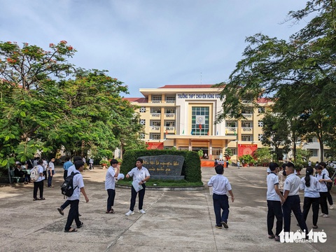 'Thơ ca không làm ra lúa gạo, vàng trắng' hay 'lúa vàng, gạo trắng'?- Ảnh 3. Những thí sinh ra sớm trong buổi thi tại Trường THPT chuyên Hùng Vương chiều ngày 8-6 - Ảnh: TẤN LỰC