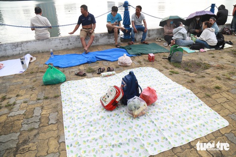 Bờ sông Hàn nhộn nhịp, người dân tới sớm 5 tiếng 'xí' chỗ xem pháo hoa quốc tế- Ảnh 4. Nhiều gia đình, nhóm bạn mang theo đồ ăn tối để dùng trong khi đợi xem pháo hoa - Ảnh: ĐOÀN NHẠN