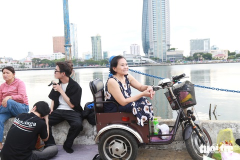 Bờ sông Hàn nhộn nhịp, người dân tới sớm 5 tiếng 'xí' chỗ xem pháo hoa quốc tế- Ảnh 5. Bà Hoàng Thị Bạch Lan (65 tuổi) đến sớm hơn 5 tiếng để