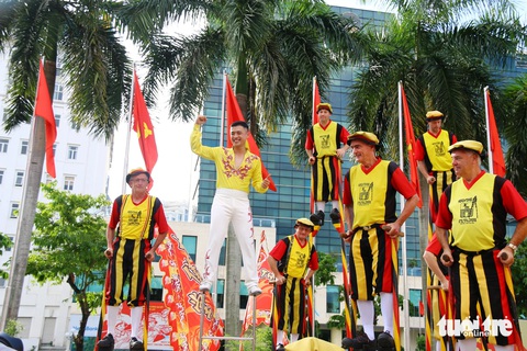 Nghệ sĩ cà kheo Bỉ 'giả đò' ngã khiến người Huế thót tim nhưng thích thú- Ảnh 4. Một nghệ sĩ xiếc Việt Nam