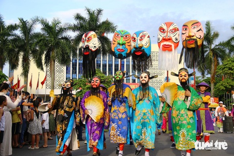 Nghệ sĩ cà kheo Bỉ 'giả đò' ngã khiến người Huế thót tim nhưng thích thú- Ảnh 6. Đoàn nghệ sĩ mặt nạ tuồng biểu diễn trên đường phố Huế - Ảnh: NHẬT LINH