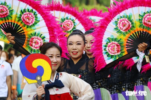 Nghệ sĩ cà kheo Bỉ 'giả đò' ngã khiến người Huế thót tim nhưng thích thú- Ảnh 9. Đoàn nghệ sĩ múa truyền thống của Hàn Quốc - Ảnh: NHẬT LINH