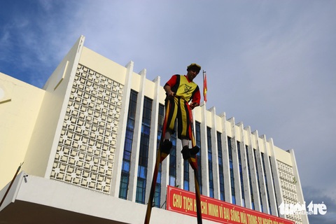 Nghệ sĩ cà kheo Bỉ 'giả đò' ngã khiến người Huế thót tim nhưng thích thú- Ảnh 12. Thi thoảng, những nghệ sĩ cà kheo lại giả vờ chao đảo, mất thăng bằng khiến người xem bên dưới thót tim - Ảnh: NHẬT LINH