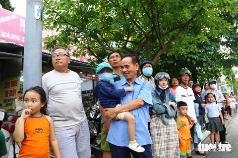 Nghệ sĩ cà kheo Bỉ 'giả đò' ngã khiến người Huế thót tim nhưng thích thú- Ảnh 13. Người dân, du khách xứ Huế thích thú đón xem đoàn rước lễ hội đường phố - Ảnh: NHẬT LINH