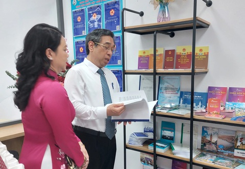Phòng Điểm hẹn Kiều bào có nhiều sách báo, thông tin để bà con Kiều bào tìm hiểu. - Ảnh: HOÀNG LÊ Phòng Điểm hẹn kiều bào có nhiều sách báo, thông tin để bà con kiều bào tìm hiểu - Ảnh: HOÀNG LÊ