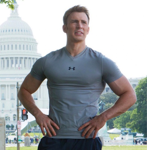 Chris Evans tập luyện thế nào để trở thành Captain America?- Ảnh 2. Cơ bắp của Evans thay đổi kinh ngạc kể từ khi đóng Captain America - Ảnh: REUTERS