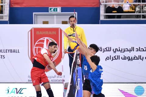 Bóng chuyền nam Việt Nam thắng thuyết phục đương kim á quân AVC Challenge Cup- Ảnh 2. Hàng chắn của tuyển Việt Nam đã nhiều lần hóa giải những pha tấn công từ Bahrain - Ảnh: AVC