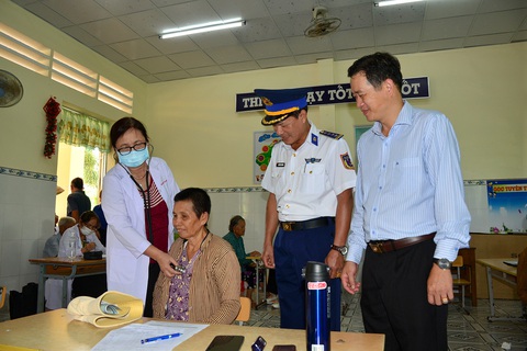 Vùng cảnh sát biển 4 khám và cấp thuốc cho 300 ngư dân nghèo- Ảnh 2. Người dân có hoàn cảnh khó khăn ở huyện Cù Lao Dung (Sóc Trăng) được khám và cấp thuốc miễn phí - Ảnh: KHÁNH NHÂN