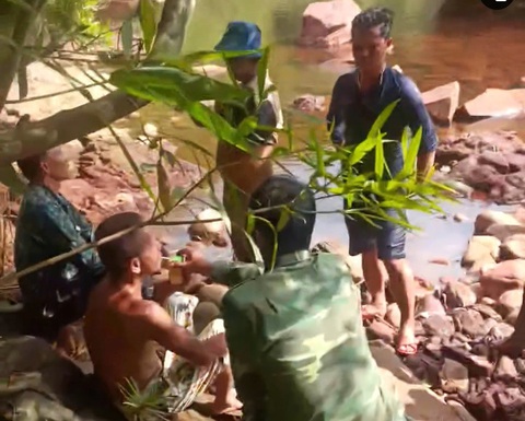 Tìm thấy người đàn ông đi lạc trong rừng suốt 4 ngày- Ảnh 2. Người dân tiếp sữa trước khi đưa ông Nía tới trạm y tế xã - Ảnh: Đ.N.