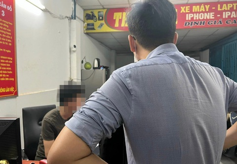 Một thanh niên đi cầm đồ ở một tiệm thuộc quận Bình Thạnh, TP.HCM - Ảnh: YẾN TRINH Một thanh niên đi cầm đồ ở một tiệm thuộc quận Bình Thạnh, TP.HCM - Ảnh: YẾN TRINH