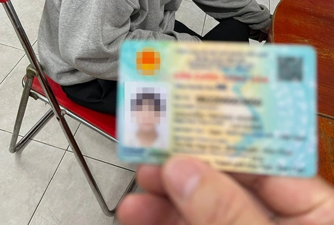 Nhiều người quá bức bách tiền bạc đành chấp nhận mức lãi suất “chặt chém” của tiệm cầm đồ - Ảnh: YẾN TRINH Nhiều người quá bức bách tiền bạc đành chấp nhận mức lãi suất “chặt chém” của tiệm cầm đồ - Ảnh: YẾN TRINH