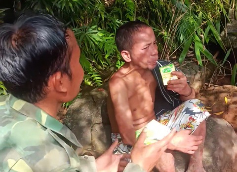 Tìm thấy người đàn ông đi lạc trong rừng suốt 4 ngày- Ảnh 1. Ông Nía lúc được tìm thấy ở bìa rừng - Ảnh: Đ.N.