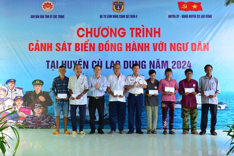 Vùng cảnh sát biển 4 khám và cấp thuốc cho 300 ngư dân nghèo- Ảnh 1. Vùng cảnh sát biển 4 tặng quà cho các gia đình chính sách, gia đình có hoàn cảnh khó khăn ở Sóc Trăng - Ảnh: KHÁNH NHÂN