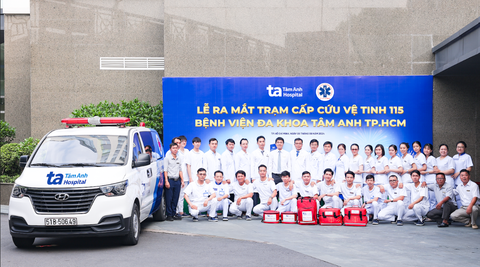 Triển khai Trạm cấp cứu vệ tinh 115- Ảnh 2. Hai ê kíp cấp cứu ngoại viện - Ảnh: GIA HƯNG