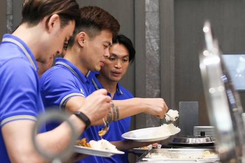 Sau khi ổn định chỗ ở, đội tuyển Việt Nam dùng bữa trưa và dự kiến có buổi tập vào lúc 20h tối nay theo giờ địa phương - Ảnh: VFF Sau khi ổn định chỗ ở, đội tuyển Việt Nam dùng bữa trưa và dự kiến có buổi tập vào lúc 20h tối nay theo giờ địa phương - Ảnh: VFF