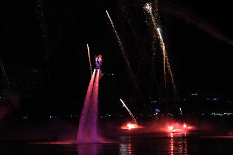 Pháo hoa rực rỡ 'bùng cháy' trên sông Hàn trong đêm khai mạc- Ảnh 2. Trình diễn jetski & flyboard ở lễ hội pháo hoa - Ảnh: T.C