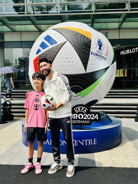 Lộ diện trái bóng Euro 2024 'size khủng' tại Việt Nam- Ảnh 3. Fan nhí bóng đá chụp ảnh cùng Nick Q Trần tại buổi ra mắt trái bóng khổng lồ FussballLiebe.