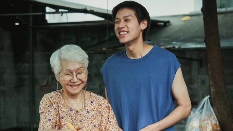 Nam diễn viên Billkin Putthipong (phải) trong phim Gia tài của ngoại - Ảnh: CGV Nam diễn viên Billkin Putthipong trong phim Gia tài của ngoại - Ảnh: CGV