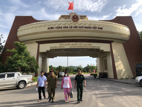 Cô gái bị lừa sang Lào cưỡng ép bán dâm tại Tam giác vàng- Ảnh 1. Cô gái được lực lượng chức năng giải cứu đưa về nước - Ảnh: PHƯỚC TRUNG