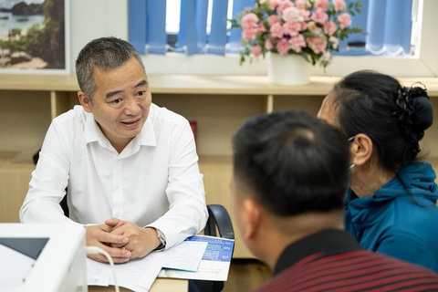 Dùng thuốc trị mỡ máu sai nguy hại hơn cả không dùng thuốc- Ảnh 1. PGS.TS Nguyễn Lân Hiếu tư vấn cho bệnh nhân - Ảnh: BVCC