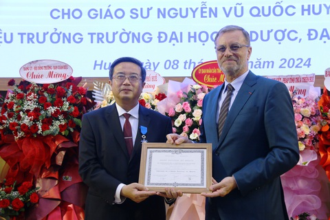 Hiệu trưởng Trường đại học Y Dược Huế nhận tước hiệp sĩ từ tổng thống Pháp- Ảnh 1. GS.TS Nguyễn Vũ Quốc Huy (trái) nhận Huân chương Công trạng quốc gia của Chính phủ Pháp, tước hiệp sĩ - Ảnh: NHẬT LINH