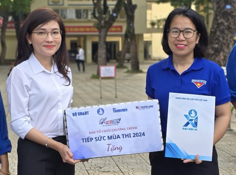 Tiếp sức cho tình nguyện viên Tiếp sức mùa thi- Ảnh 1. Chị Hồ Hồng Nguyên (trái) - trưởng ban thanh niên trường học Trung ương Đoàn, phó chủ tịch thường trực Trung ương Hội Sinh viên Việt Nam - trao hỗ trợ cho các đội hình tình nguyện Tiếp sức mùa thi ở Hà Nội - Ảnh: HSV