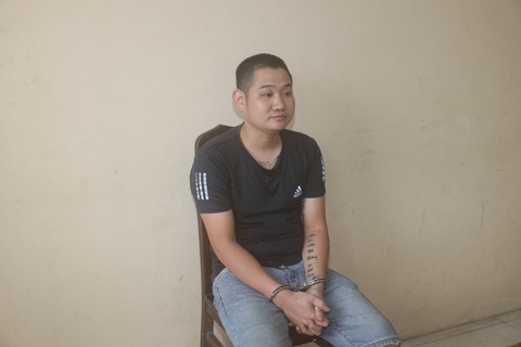 2 nhóm trai làng gặp nhau giải quyết mâu thuẫn, 1 người chết- Ảnh 1. Nguyễn Hữu Đạt tại cơ quan công an - Ảnh: Công an tỉnh Hưng Yên