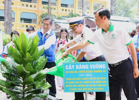 Ngày hội Sống xanh TP.HCM: Đẩy mạnh thu gom, tái chế chất thải theo mô hình kinh tế tuần hoàn- Ảnh 4. Phó bí thư Thành ủy TP.HCM Nguyễn Phước Lộc (trái) cùng các đại biểu trồng cây bàng vuông tại Trường Hồng Bàng (quận 5) trong khuôn khổ Ngày hội Sống xanh - Ảnh: CẨM NƯƠNG
