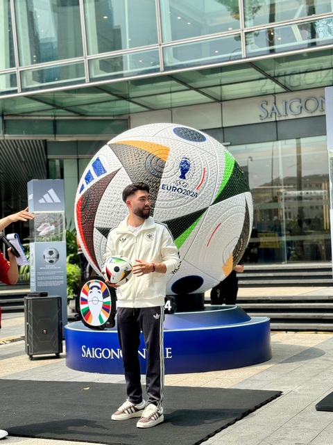 Lộ diện trái bóng Euro 2024 'size khủng' tại Việt Nam- Ảnh 2. NickQ Trần (Trần Quang Đức) trải nghiệm chất lượng trái bóng FussballLiebe