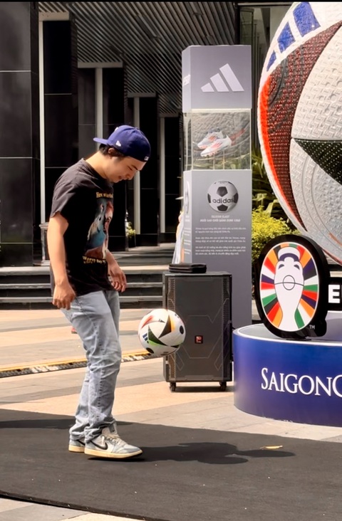 Lộ diện trái bóng Euro 2024 'size khủng' tại Việt Nam- Ảnh 7. Khán giả tham gia thử thách tâng bóng