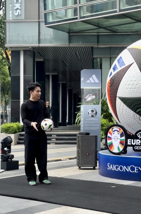 Lộ diện trái bóng Euro 2024 'size khủng' tại Việt Nam- Ảnh 6. Lộ diện trái bóng Euro 2024 'size khủng' tại Việt Nam- Ảnh 6.