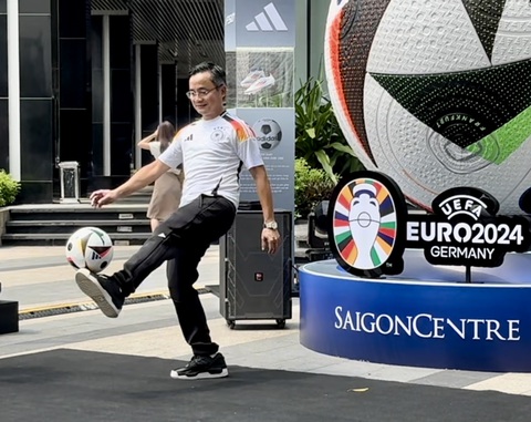 Lộ diện trái bóng Euro 2024 'size khủng' tại Việt Nam- Ảnh 4. Đại diện Adidas Việt Nam biểu diễn tâng bóng