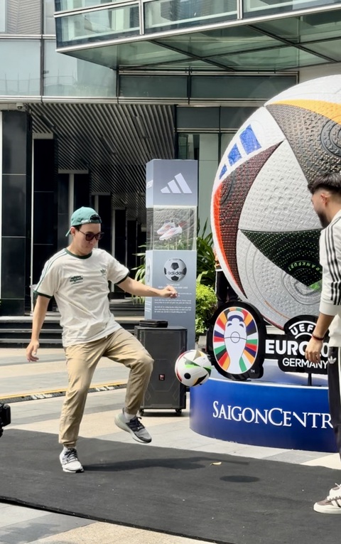 Lộ diện trái bóng Euro 2024 'size khủng' tại Việt Nam- Ảnh 5. Lộ diện trái bóng Euro 2024 'size khủng' tại Việt Nam- Ảnh 5.