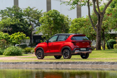 Kia Sonet 2024 ra mắt tại Việt Nam với nhiều điểm cộng, chưa công bố giá- Ảnh 12. Về công nghệ an toàn, Kia Sonet 2024 có cảm biến sau, camera lùi, cảm biến áp suất và các hệ thống hỗ trợ phanh cơ bản, 4 phanh đĩa và 6 túi khí (bản Premium). Đáng tiếc, gói công nghệ an toàn ADAS vẫn chưa có trên Sonet tại Việt Nam, khác biệt lớn so với tại Ấn Độ.