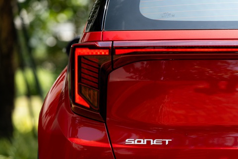 Kia Sonet 2024 ra mắt tại Việt Nam với nhiều điểm cộng, chưa công bố giá- Ảnh 4. Kia Sonet 2024 có cụm đèn trước mới với dải LED ban ngày dạng Star Map, lưới tản nhiệt góc cạnh hơn. Cụm đèn hậu LED kéo dài vắt ngang tương tự Seltos mới. Bộ mâm 16 inch có thiết kế mới, phối 2 tông màu tương phản. Hai bản cao có cánh lướt gió sau đuôi là trang bị tiêu chuẩn.