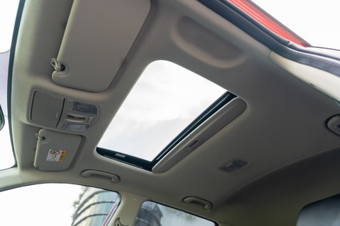 Kia Sonet 2024 ra mắt tại Việt Nam với nhiều điểm cộng, chưa công bố giá- Ảnh 9. Ngoài ra, trang bị màn hình 10,25 inch, ghế lái chỉnh điện, cửa sổ trời chỉ có trên bản Premium. Hai bản thấp hơn sử dụng màn hình giải trí 8 inch.