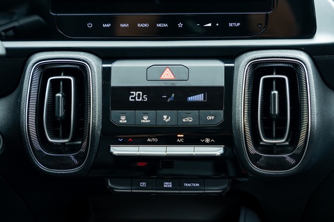 Kia Sonet 2024 ra mắt tại Việt Nam với nhiều điểm cộng, chưa công bố giá- Ảnh 7. Nội thất Kia Sonet 2024 về cơ bản như trước, song được nâng cấp một số trang bị như cách thiết kế nút bấm của điều hòa, hay màn hình đơn sắc sau vô lăng nâng từ 3,5 inch ở bản cũ lên thành 4,2 inch có màu ở bản facelift.
