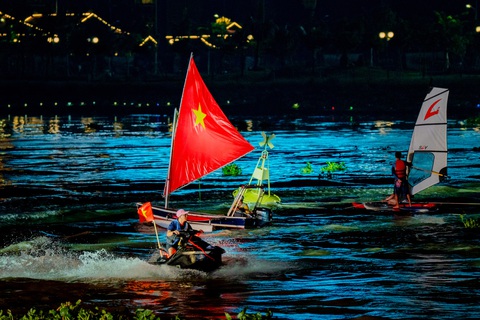 Những nơi có 'view đẹp' xem màn biểu diễn của 1.100 drone trên sông Sài Gòn- Ảnh 4. Dưới sông, khán giả cũng rạo rực với màn trình diễn các môn thể thao dưới nước - Ảnh: Sở Du lịch TP.HCM