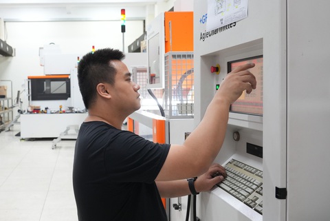 Công nhân vận hành máy ở Công ty Lập Phúc, quận 7, TP.HCM - Ảnh: HỮU HẠNH Công nhân vận hành máy ở Công ty Lập Phúc, quận 7, TP.HCM - Ảnh: HỮU HẠNH