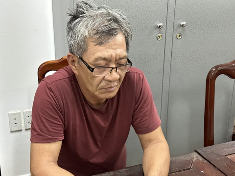 Việt kiều về nước lừa đảo làm hồ sơ đi Mỹ, chiếm đoạt hơn 1,7 tỉ đồng- Ảnh 1. Nguyễn Đình Trung bị bắt khẩn cấp để làm rõ hành vi lừa đảo, chiếm đoạt tài sản của người có nhu cầu đi Mỹ lao động, nhập cư - Ảnh: TRẦN HỒNG